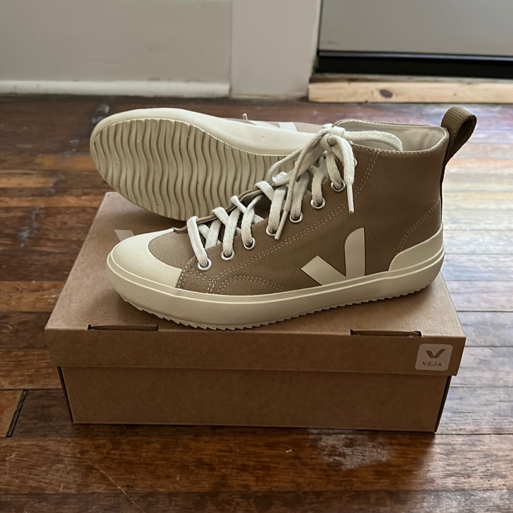 Sz 7 Veja Nova HT Canvas Dune Beige High Top Shoe
